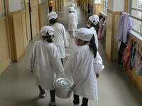 1年生の給食準備