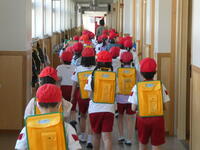 グラウンドへ出発