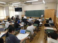 6年図画工作の様子